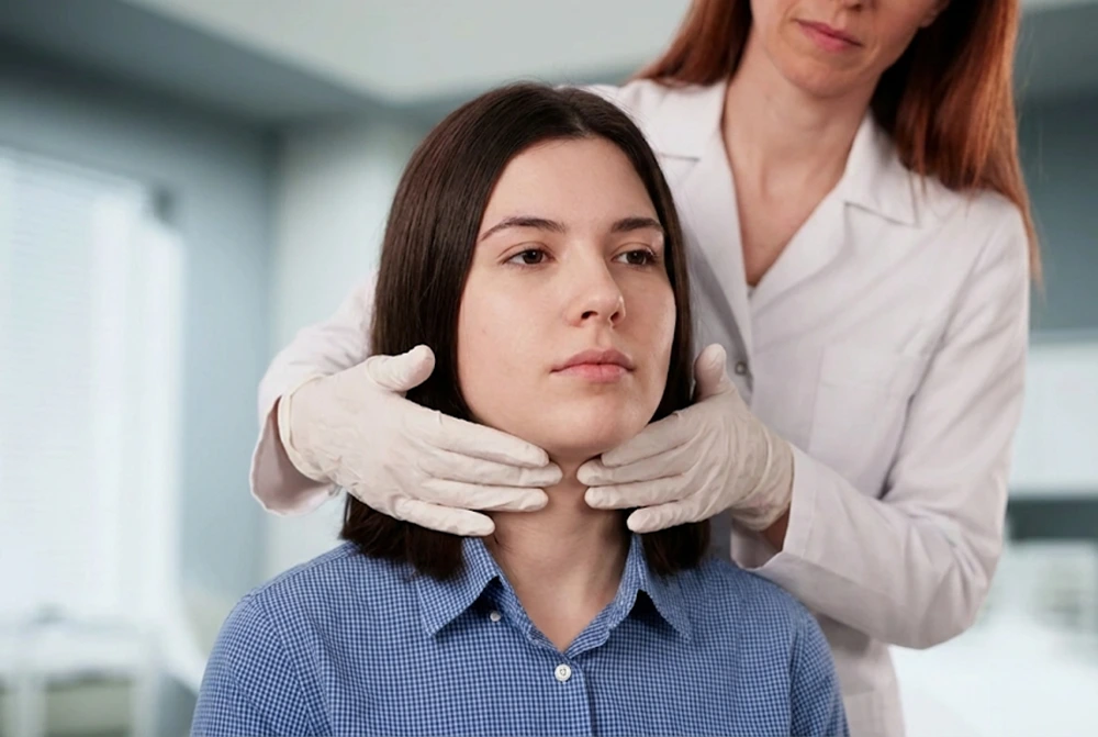 Girl is suffer form Head & neck disorders while doctor in diagnosing her Girl is suffering form Head & neck disorders while doctor in diagnosing her